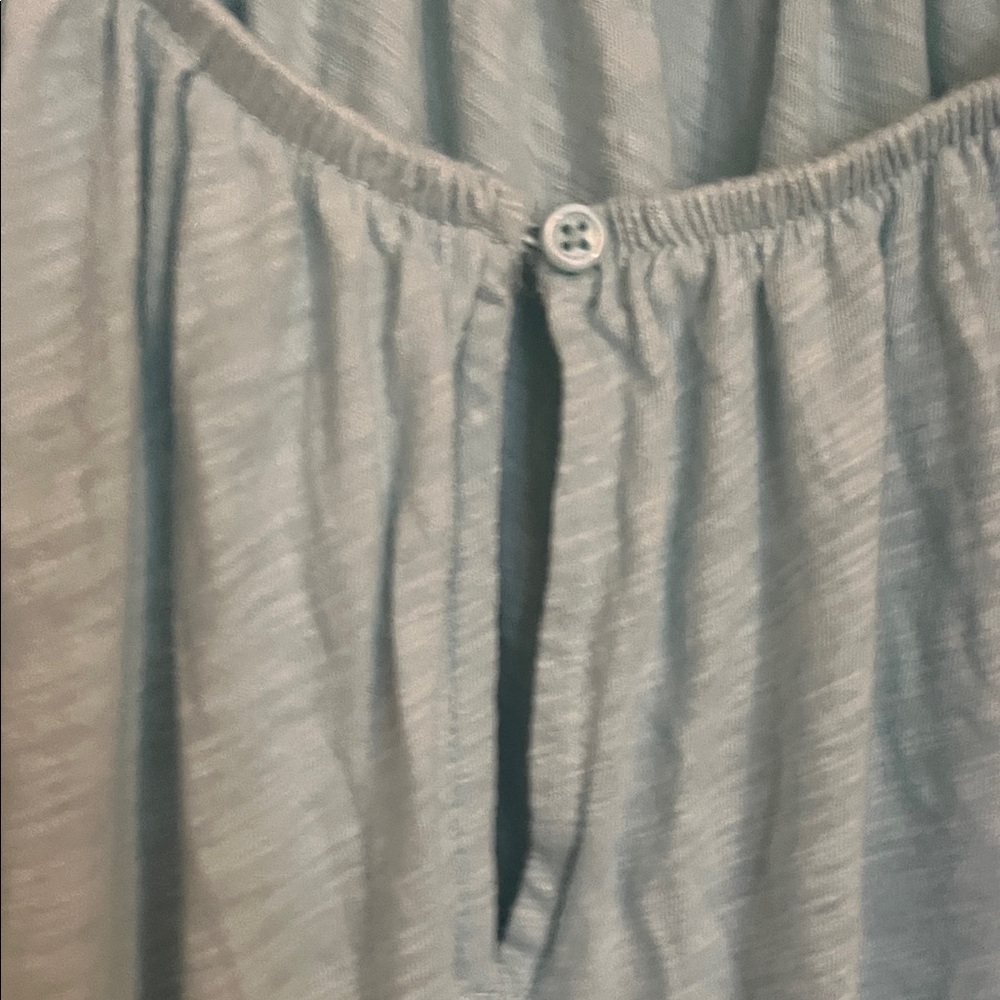 New Without Tags-Old Navy Key Hole Top with Puff Sleeves very cute - Picture 5 of 5